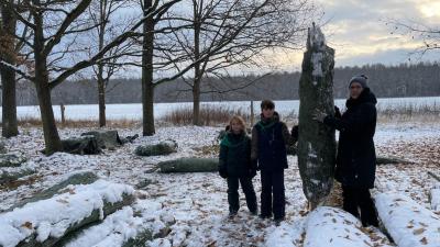 tre juletræssælgere med et juletræ - i snevejr