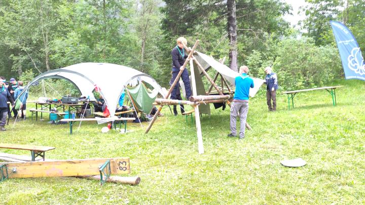 Spejdere, der sætter pressening op over raftebord